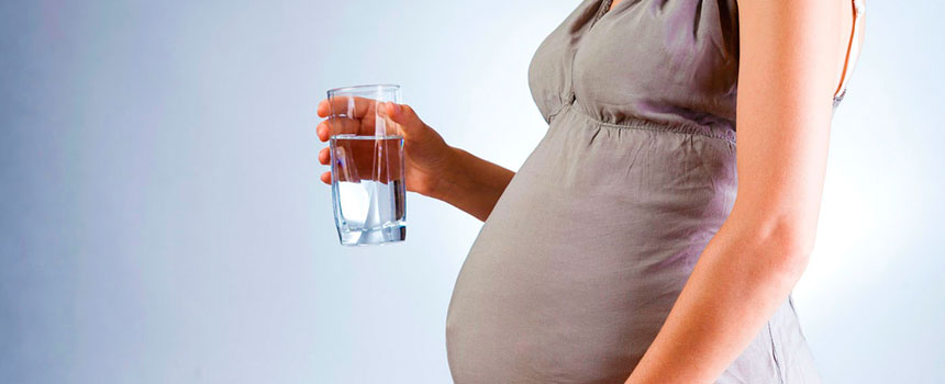 La Importancia de beber agua durante el embarazo